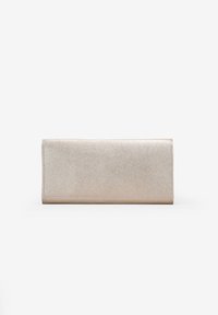 Porte-monnaie rectangular metálico plateado con una textura suave y bordes cosidos, mostrado sobre un fondo blanco liso.