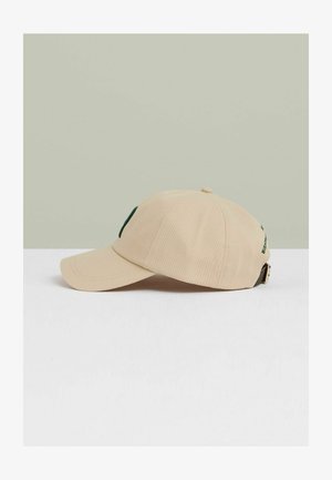Beżowa czapka baseballowa z sztywnym daszkiem, z zielonym logo z przodu i regulowanym paskiem z tyłu. Teksturowana tkanina.