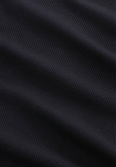 Svart ribbad tyg med en subtil textur, med böljande linjer som löper horisontellt över ytan. Slätt, flexibelt material.