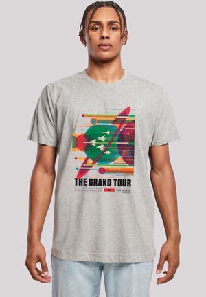 Graues T-Shirt mit kurzen Ärmeln, das ein buntes Grafikdesign von Planeten, Raketen und Linien zeigt, mit "THE GRAND TOUR" in fettem schwarzen Text.