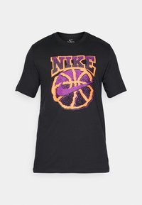 Sort Nike t-shirt med et stort grafisk motiv af en basketball i lilla og orange med mærkenavnet "NIKE" i fed tekst ovenfor. Korte ærmer.