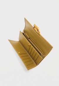 Ανοιχτό πορτοφόλι από ελαιόχρωμο δέρμα που δείχνει πολλαπλές θήκες καρτών, μια τσέπη για νομίσματα με φερμουάρ, και κλείσιμο με γκρο-τόν χρυσό κούμπωμα σε λευκό φόντο.