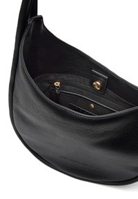Czarna skórzana torba na ramię o zaokrąglonym kształcie i teksturowanym wykończeniu. Posiada wewnętrzną kieszeń na suwak oraz zapięcie na zatrzask.