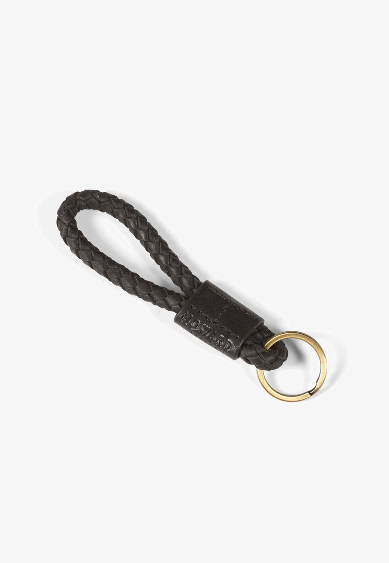 Svart flätad lädernyckelring med en ring av guldmetall och präglad logotyp på läderremmen, som visar en enkel och funktionell design.