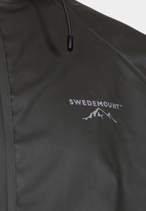 Mörkgrön jacka av vattentåligt material. Har en hög krage med dragsko och en vit SWEDEMOUNT-logotyp på bröstet.
