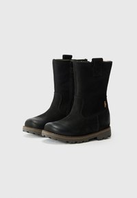 Bottes noires à la cheville en cuir texturé. Dotées d'une fermeture éclair sur le côté, d'une languette de tirage et d'une semelle en caoutchouc avec un motif pour une meilleure adhérence.