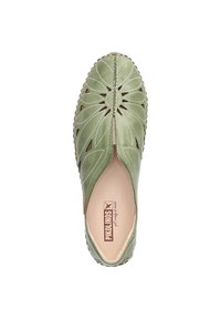 Zapato de cuero verde tipo mocasín con diseño floral recortado, costuras decorativas, puntera redonda y forro interior suave. Suela plana con bordes texturizados.