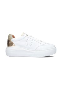 Baskets en cuir blanc avec des accents dorés au niveau du talon, bout rond, semelle plate blanche et design perforé sur le côté.