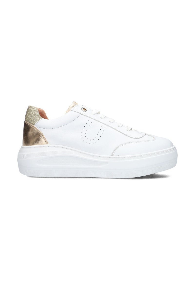 Baskets en cuir blanc avec des accents dorés au niveau du talon, bout rond, semelle plate blanche et design perforé sur le côté.
