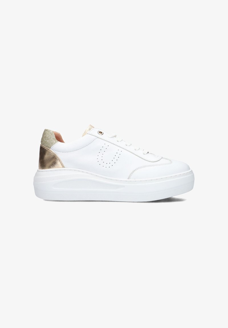 Witte leren sneaker met gouden accenten op de hak, ronde neus, platte witte zool en geperforeerd ontwerp aan de zijkant.