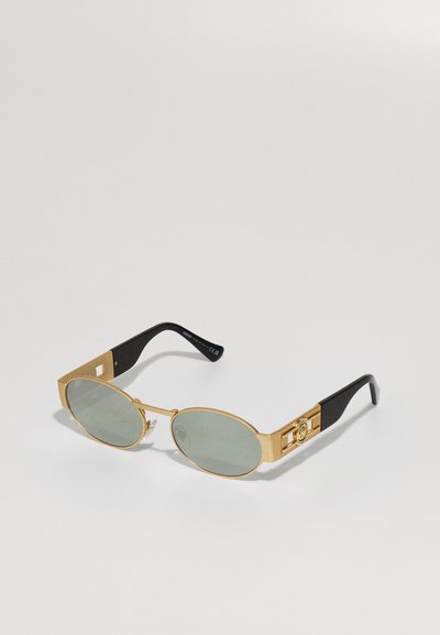 Lunettes de soleil ton argenté avec des verres ovales, dotées d'une teinte verte, accents noirs sur les branches et détails en métal gravés. Texture lisse dans l'ensemble.