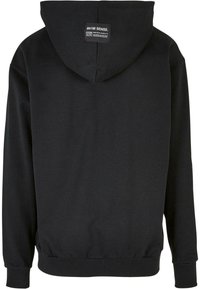 Felpa nera con cappuccio realizzata in morbido cotone, caratterizzata da un cappuccio ampio, polsini e orlo a costine, con un'etichetta sul retro vicino al collo.
