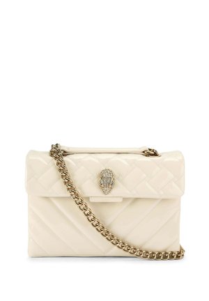 Sac à main en cuir verni crème matelassé avec une bandoulière chaîne dorée et un fermoir décoratif orné d'embellissements à l'avant.