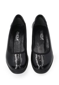 Schwarze synthetische Ballerinas mit einer glänzenden, strukturierten Oberfläche, die an Alligatorschuppen erinnert. Runde Zehenform und elastische Einfassung für Komfort und Passform.