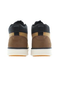 Tenisi mid-top maro și negri cu un superior texturat din suede și piele, talpă intermediară albă și talpă din cauciuc cu un model de aderență. Bandă de tragere pe călcâi.