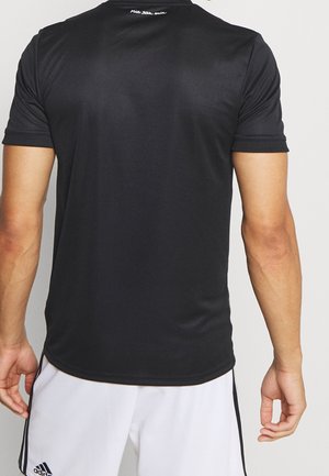 Svart kortärmad idrottströja med en slät yta. Har vit "Mia san mia" -text på baksidan av nacken. Slim fit-design.