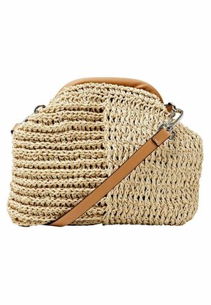 Sac bandoulière en paille tissée beige avec bandoulière et bordure en cuir fauve, doté de ferrures argentées et d’un motif tricoté texturé.