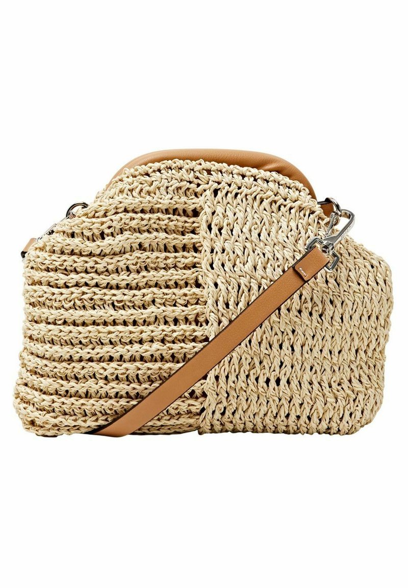 Sac bandoulière en paille tissée beige avec bandoulière et bordure en cuir fauve, doté de ferrures argentées et d’un motif tricoté texturé.