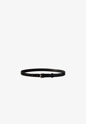 Czarny skórzany pasek z srebrną sprzączką, wieloma otworami do regulacji i małym logo Calvin Klein blisko końca paska.