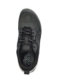 Scarpa sportiva nera con tomaia in pelle perforata e mesh, punta rotonda, lacci neri e soletta con motivo. Suola in gomma con accenti sottili.