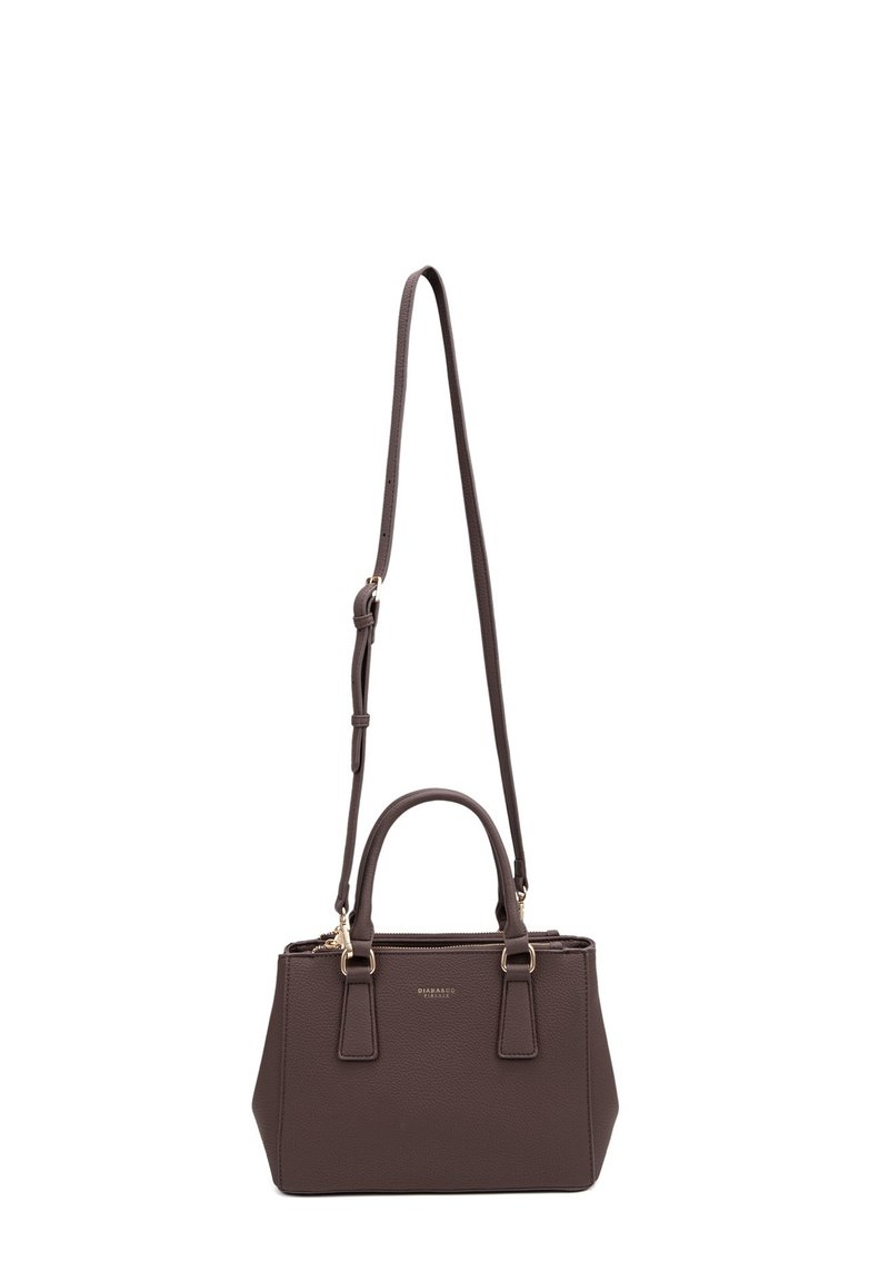 Borsa a tracolla marrone con texture, dotata di due manici superiori e una tracolla rimovibile. Presenta dettagli in ottone dorato e chiusura con zip.