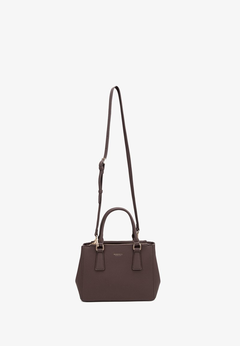 Borsa a tracolla marrone con texture, dotata di due manici superiori e una tracolla rimovibile. Presenta dettagli in ottone dorato e chiusura con zip.