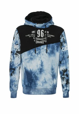 Blauwe tie-dye hoodie met zwarte accenten op de schouders, witte bedrukte tekst, capuchon met trekkoord en geribbelde boorden.