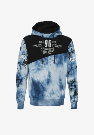 Blauwe tie-dye hoodie met zwarte accenten op de schouders, witte bedrukte tekst, capuchon met trekkoord en geribbelde boorden.