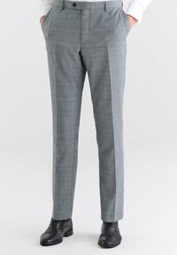 Szare spodnie w kratę o dopasowanym kroju, z średnim stanem, bocznymi kieszeniami i gładką fakturą, w połączeniu z czarnymi butami eleganckimi.