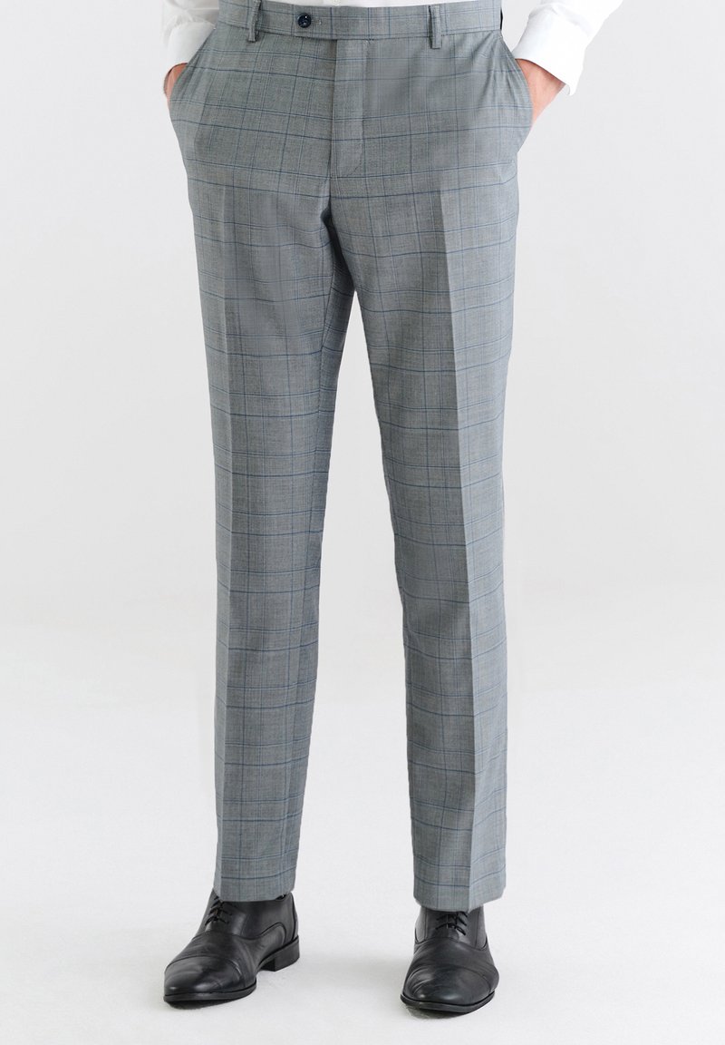 Szare spodnie w kratę o dopasowanym kroju, z średnim stanem, bocznymi kieszeniami i gładką fakturą, w połączeniu z czarnymi butami eleganckimi.