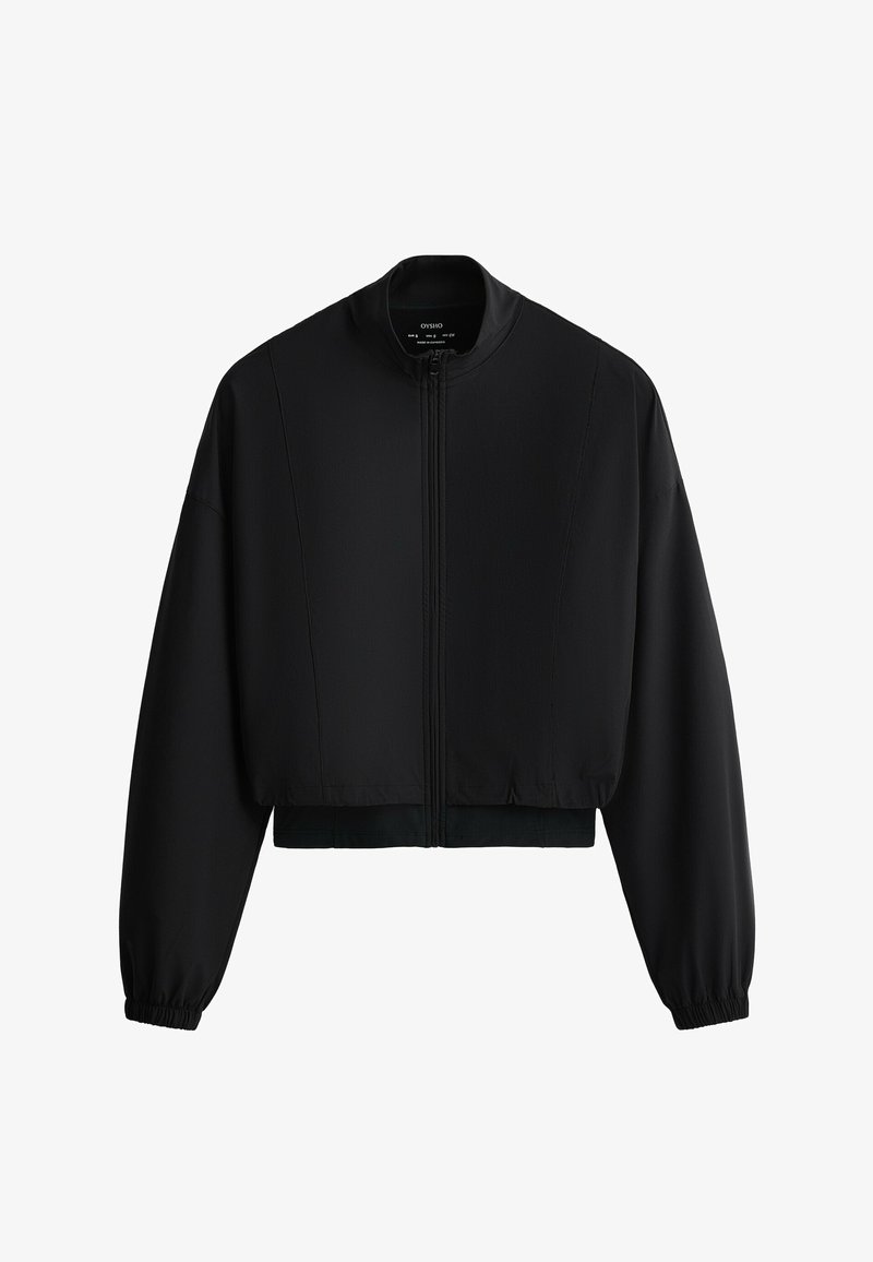 Veste noire courte à manches longues, fermeture éclair à l'avant, col montant, poignets et ourlet élastiques sur fond blanc.