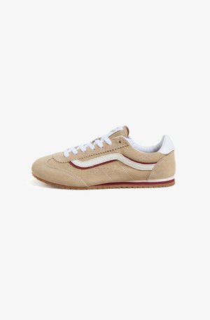 Beige ruskindsneakers med hvide detaljer, røde striber, rund tå, flad gummisål og polstret krave. Har perforeret detaljering.
