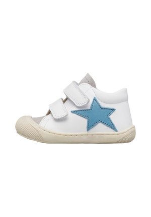 Scarpa bianca per bambino con suola beige, doppie strisce in Velcro, puntale grigio e stella blu sul lato esterno.