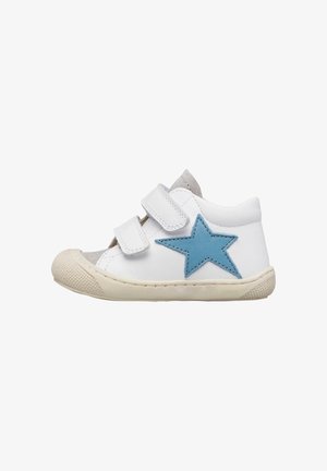Scarpa bianca per bambino con suola beige, doppie strisce in Velcro, puntale grigio e stella blu sul lato esterno.