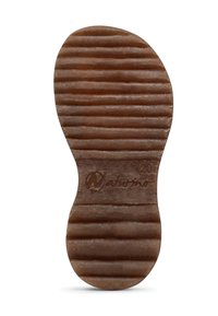 Suola di scarpa in gomma con una superficie marrone e texturizzata, caratterizzata da scanalature orizzontali e un logo impresso sul tallone.