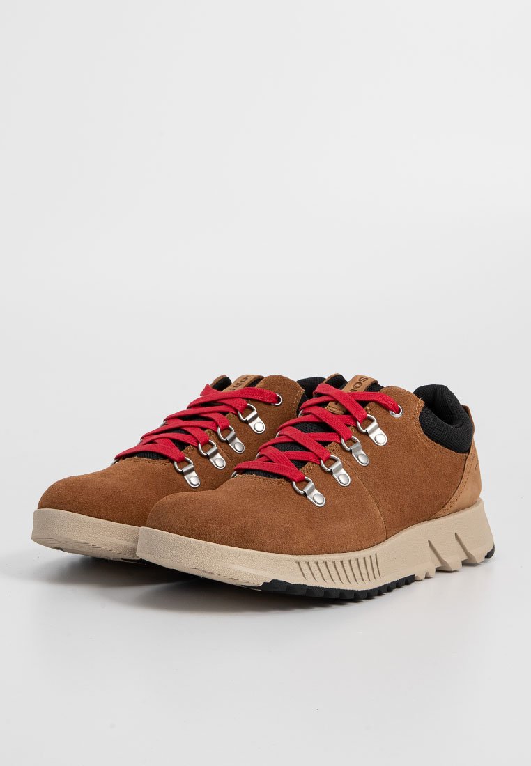 Bruna mockaskor med gummisula, röda snören och metallöglor. Har en vadderad inredning och en texturerad svart krage.