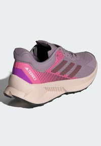 Adidas Terrex SOULSTRIDE FLOW TRAIL - Chaussures de running sur route - preloved fig   burgundy   pink fusion