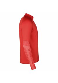 Rotes Langarmhemd aus glattem Stoff, mit einem strukturierten Design am linken Ärmel und einem klassischen Kragen.
