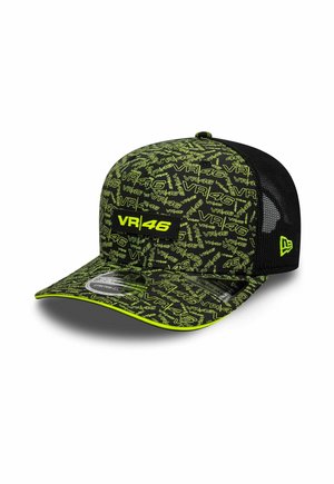Schwarze und neongrüne VR46-Kappe mit wiederholtem Logo-Muster, Mesh-Rückseite und gebogener Krempe mit neongrüner Kantenverzierung.