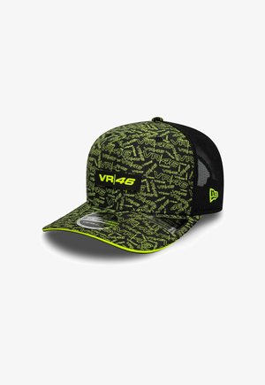 Schwarze und neongrüne VR46-Kappe mit wiederholtem Logo-Muster, Mesh-Rückseite und gebogener Krempe mit neongrüner Kantenverzierung.