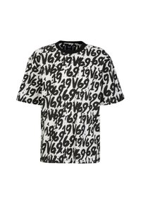 Zwart-wit t-shirt met een gedurfde, abstracte patroon van cijfers en letters, korte mouwen en een zwarte ronde hals.