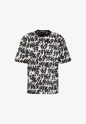 Schwarz-weißer T-Shirt mit einem auffälligen, abstrakten Muster aus Zahlen und Buchstaben, kurzen Ärmeln und einem schwarzen Rundhalsausschnitt.