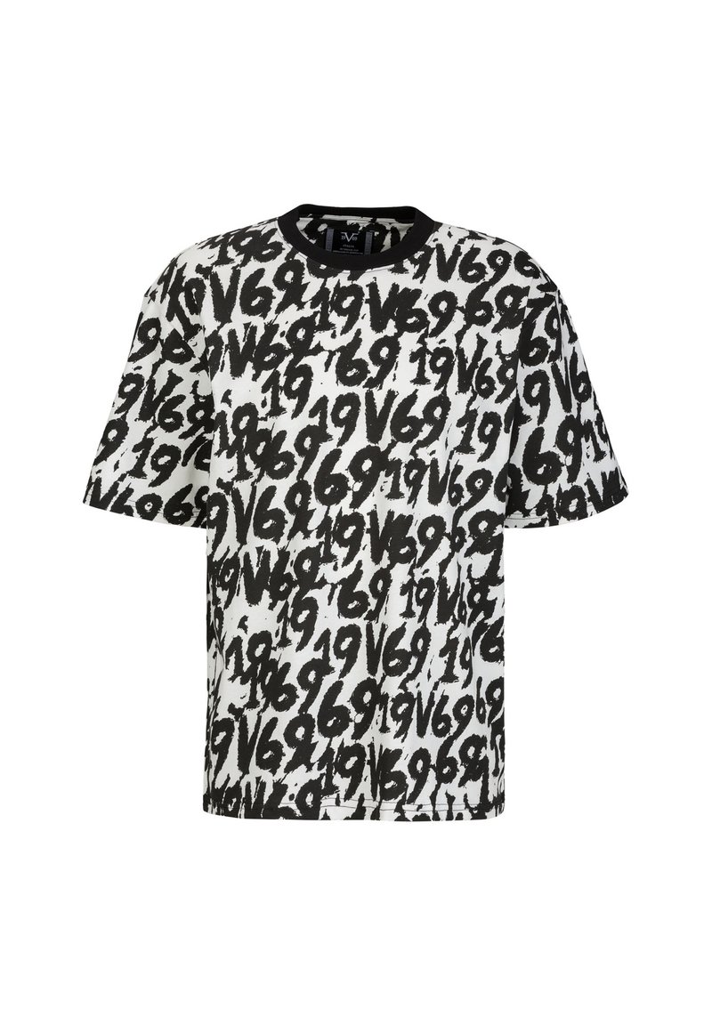 Zwart-wit t-shirt met een gedurfde, abstracte patroon van cijfers en letters, korte mouwen en een zwarte ronde hals.