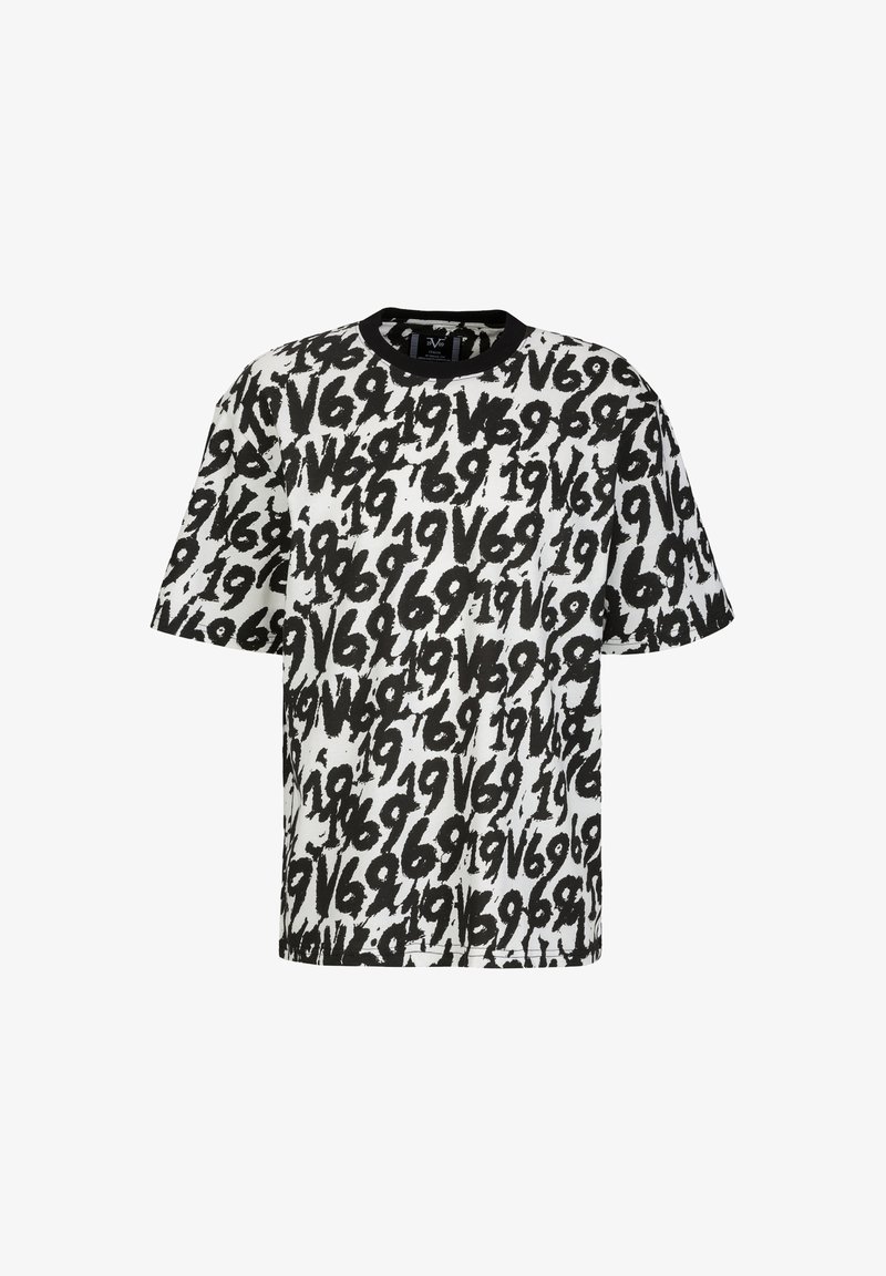 Schwarz-weißer T-Shirt mit einem auffälligen, abstrakten Muster aus Zahlen und Buchstaben, kurzen Ärmeln und einem schwarzen Rundhalsausschnitt.