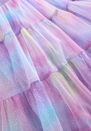 Vrstvená tylová tkanina v pastelových odstínech fialové, modré a růžové s třpytivým vzorem hvězd a jemnou, plynulou texturou.
