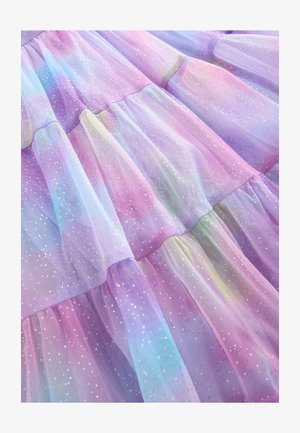 Geschichteter Tüllstoff in pastellfarbenen Violett-, Blau- und Rosatönen mit schimmerndem Sternenmuster und weicher, fließender Textur.