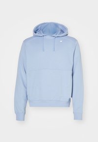 Sweat à capuche bleu clair à manches longues, capuche avec cordon, poignets côtelés et petit logo blanc sur la partie haute de la poitrine.