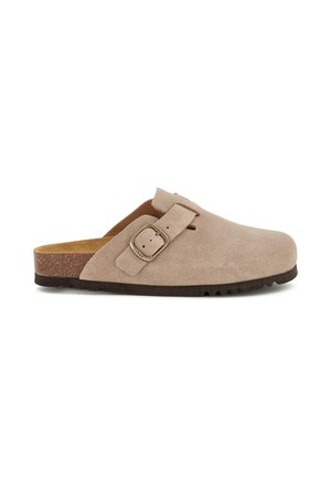 Sabot en daim beige à enfiler avec bride à boucle réglable, semelle intérieure en liège et semelle extérieure foncée rainurée, conçu pour le confort et un usage décontracté.