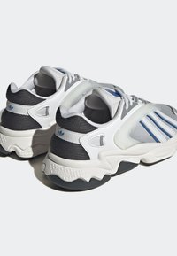 adidas Originals OZTRAL J - Sneakers - crystal white   crystal white   bright royal