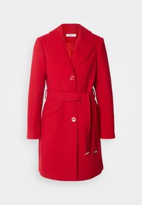 Manteau rouge pour femme de longueur moyenne avec larges revers, deux boutons devant, poches latérales et ceinture assortie nouée à la taille, présenté sur fond blanc.